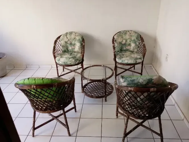 Conjunto estofado, em vime, para varanda.