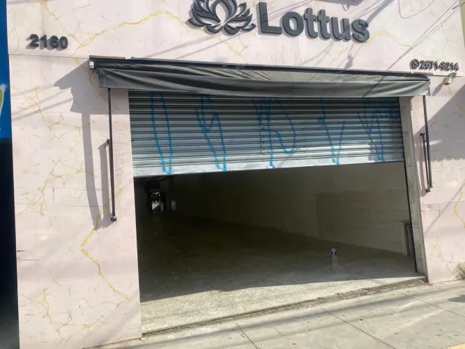 Loja na Avenida Doutor Eduardo Cotching, 2160  580 m²