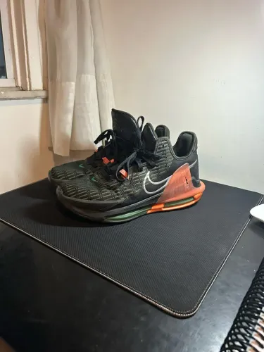 Tênis de basquete Nike LeBron Witness 6