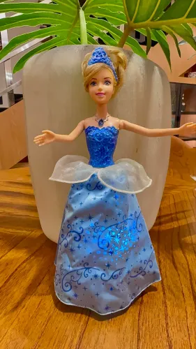 Boneca Disney Princesa Cinderela Vestido com Luzes Mattel