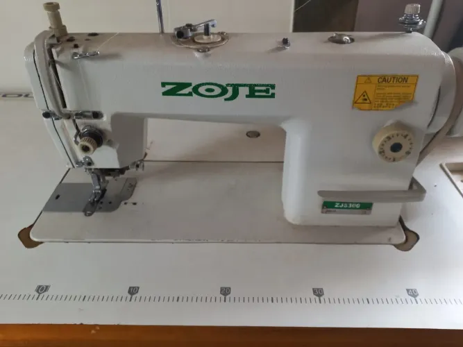 Máquina de costura industrial refiladeira
