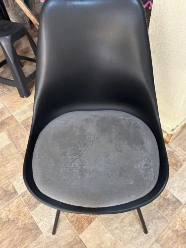 Cadeira Concha Preta Estilo Eames com Almofada Cinza