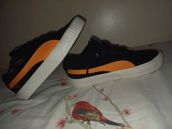 Tênis preto com detalhe laranja - NUNCA USADO