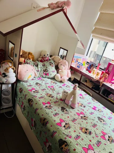 Quarto: cama solteira e rack parede 