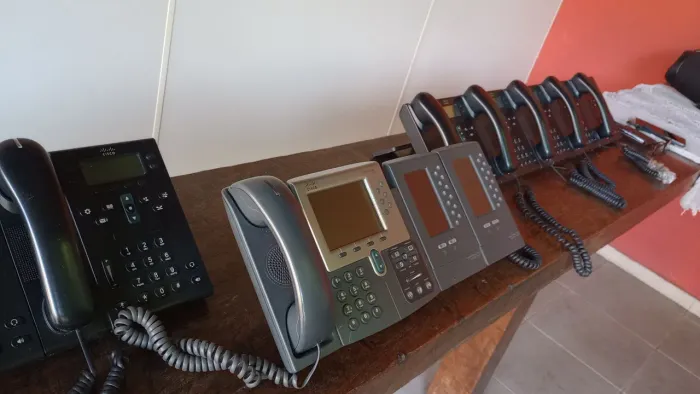 Vendo central telefônica com 10 ramais. Cisco Phonre 9216