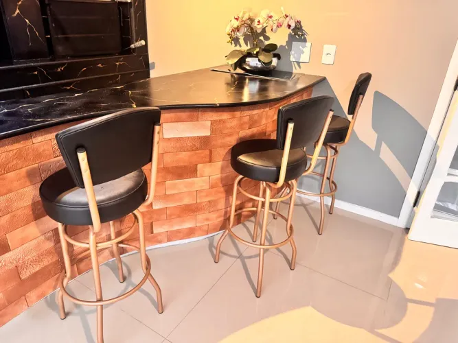 JOGO COM 3 BANQUETAS ALTAS GOURMET - R$ 690