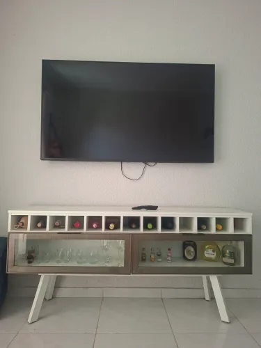 Smart TV LG 60 Polegadas AI 4K UHD webOS Google Alexa HDR e Rack de madeira competo