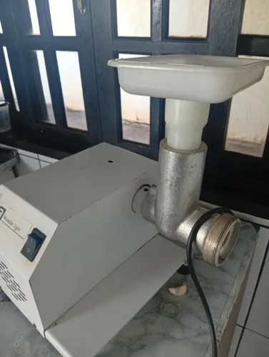 Máquina de moer carne e macarrão