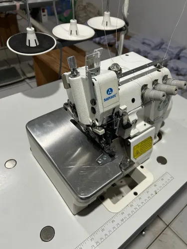 Máquina de costura overloque