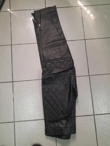 Calça de couro