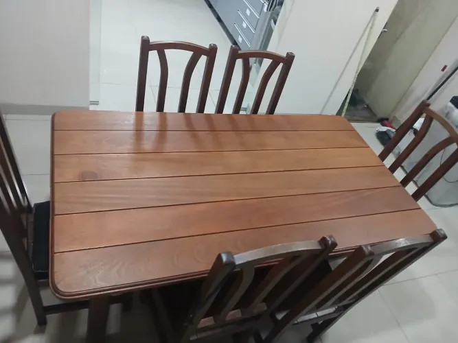 Mesa de madeira maciça