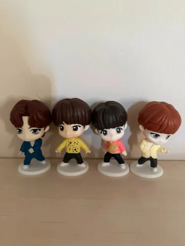 Bonecos do BTS do McDonald's Canadense (V, Jin, Suga e Jimin)