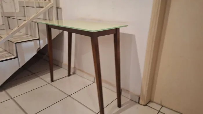 Aparador de mesa com tampo de vidro