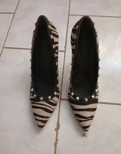 Scarpin Schutz em pele e com spike