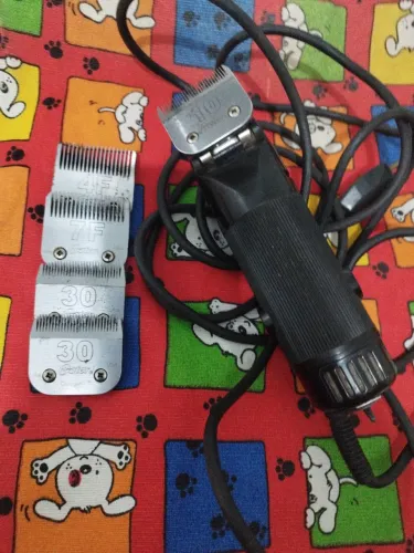 Máquina para tosa Oster A5 potente, bivolt, acompanha 5 lâminas Oster