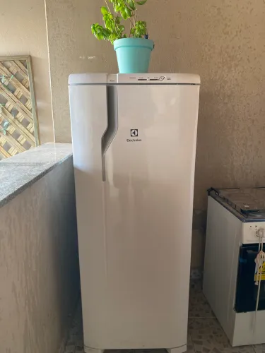 Geladeira Electrolux 240 litros