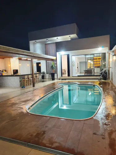 Casa com estilo de Chácara com piscina e mobiliada, com todo conforto.