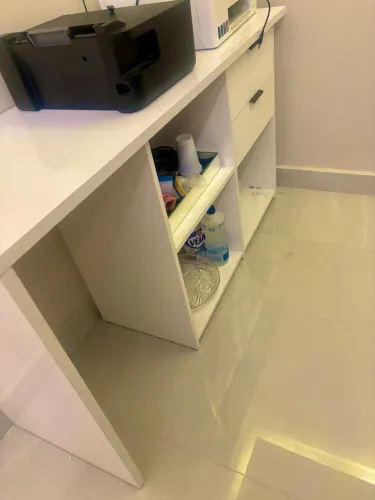 Mesa/escrivaninha em MDF branco brilhoso - bancada ou escrivaninha compacta
