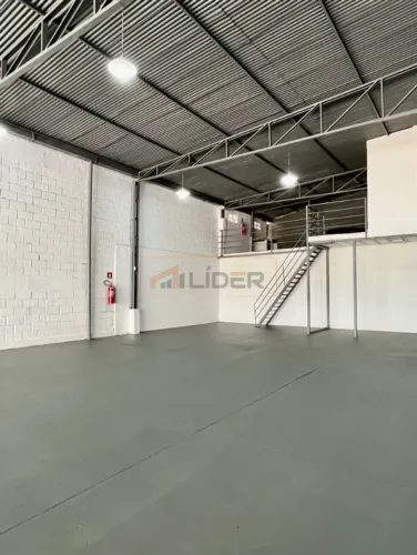 Aluga-se Galpão em Zona Comercial