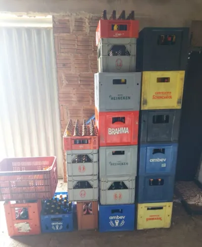 Jogo Engradado completo com casco, 10cx de cerveja 600 com 5cx de cerveja 300 e 1 de coca