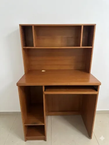 Mesa de Escritório/Estudos em Madeira com Estante Integrada
