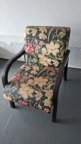 Poltrona de Madeira Maciça com Estampa Floral - Muito Conservada
