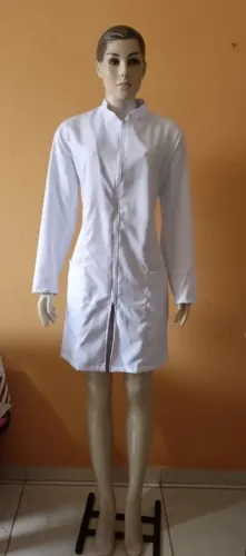 Jaleco em gabardini gola padre zíper