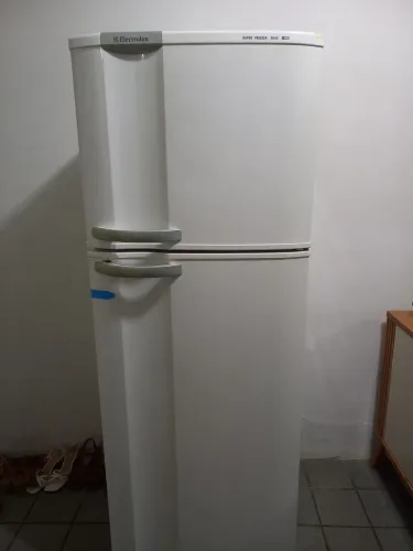 VENDE-SE GELADEIRA ELETROLUX COM DEFEITO.
