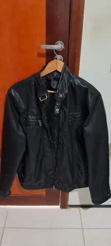 Jaqueta de couro ecológico preta-Tamanho m,90 negociável posso chegar a vender por 80