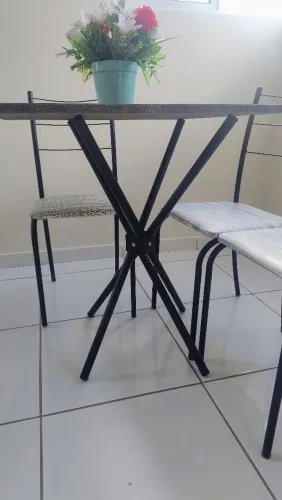Vendo mesa com quatro cadeiras
