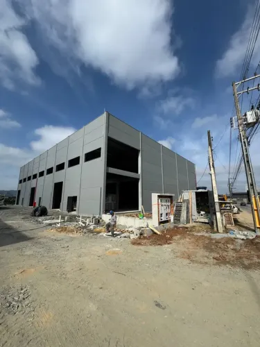 Galpão com 615 m² para alugar em Balneário Camboriú - SC