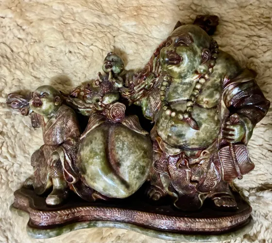 Buda da Prosperidade em Pedra Natural Verde - Escultura Importada.