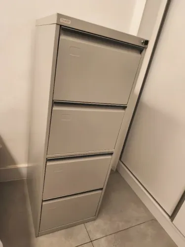 Arquivo de aço com gavetas e chave