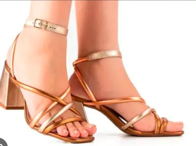 Sandália cor champanhe, tamanho 39, salto bloco, elegante