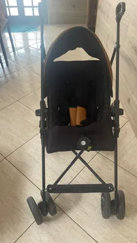 Carrinho de passeio e cadeira portátil de alimentação.