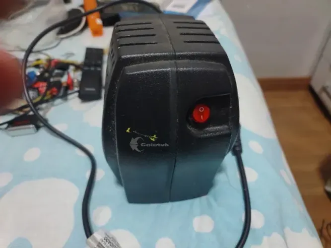 ESTABILIZADOR COLOTEC COM 04 TOMADAS