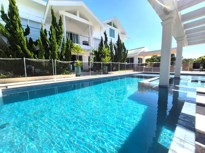 Casa em Condomínio Flamboyant em Hortolândia, Alto Padrão, Estudamos Permutas