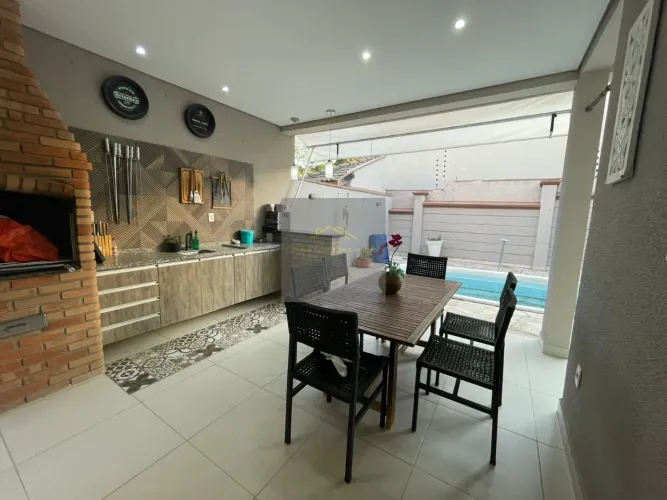 Casa em Condomínio de Luxo à Venda em Indaiatuba-SP - 3 Quartos, 1 Suíte, 2 Salas, 3 Banhe
