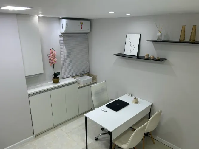 Subloco Sala em Clínica Bem Localizada