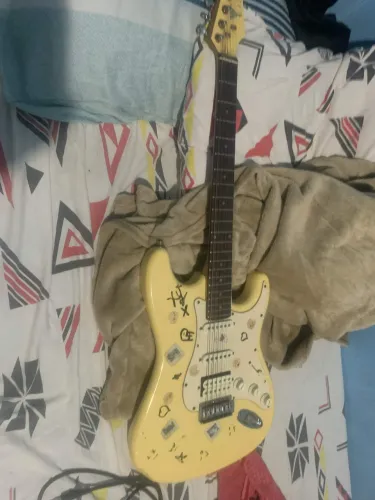Guitarra SRT eagle creme 2010