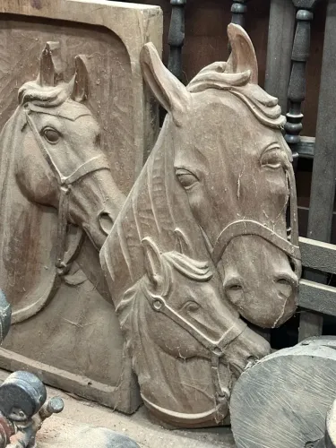 Cavalos esculpidos vários tamanhos 