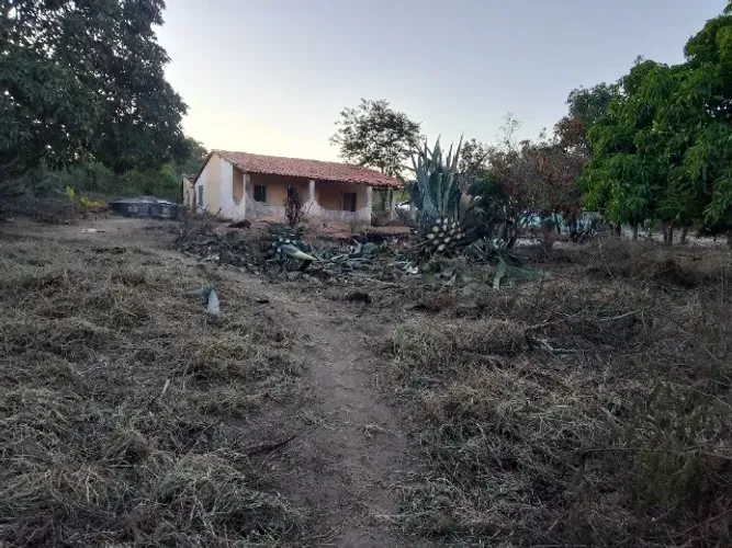 Vende se uma tarefa de terra com casa dentro 