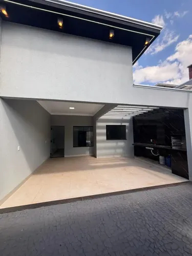 Casa à venda em Rio Verde com localização privilegiada, cômodos amplos, armários e churras