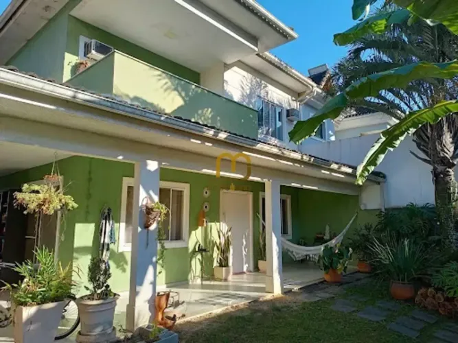 Casa duplex em Vargem Pequena a 10 min. de carro do Américas Shopping no Recreio dos Bande