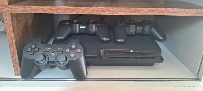 Ps3 desbloqueado com 3 comtroles novinho