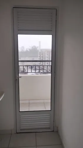 Porta veneziana de alumínio com vidro