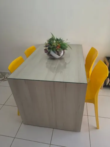 mesa com tampao de vidro + 4 cadeiras tramontina