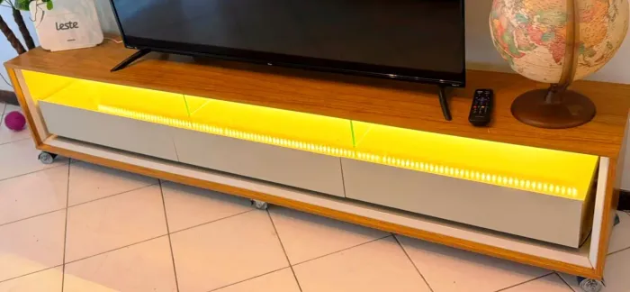 Rack para TV com 3 gavetas e LED