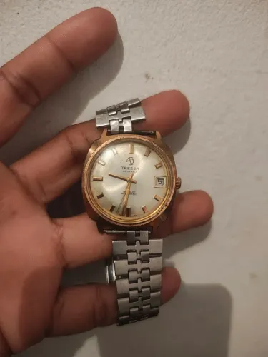 Relógio antigo no estado o dourado balancei tá girando