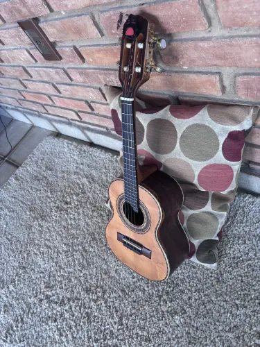 Cavaquinho luthier Elias Mattos 2012 excelente condição de som e estética.